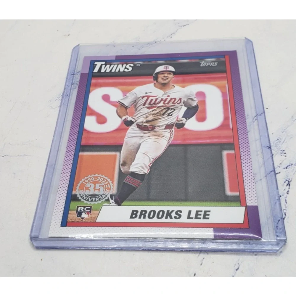 2025 Topps #T90-24 Brooks Lee 1990 Topps Baseball 35th Anniversary Rookie RC - Picture 3 of 4